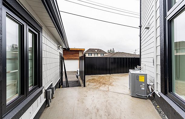 2 2837 Oliver Crescent Arbutus