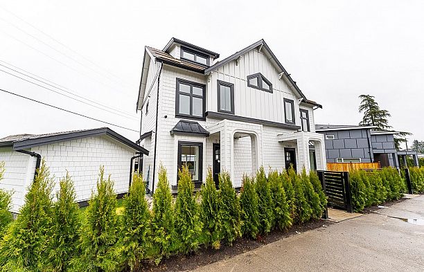 2 2837 Oliver Crescent Arbutus