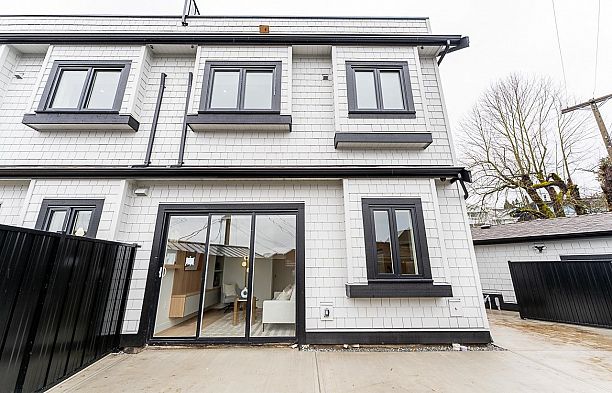 2 2837 Oliver Crescent Arbutus