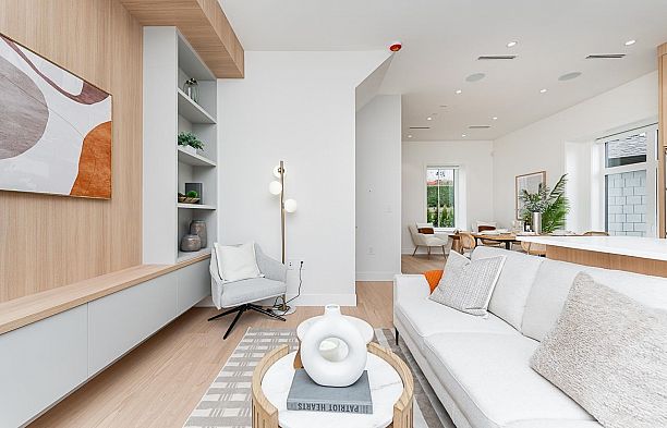 2 2837 Oliver Crescent Arbutus