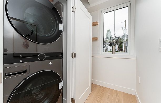 2 2837 Oliver Crescent Arbutus