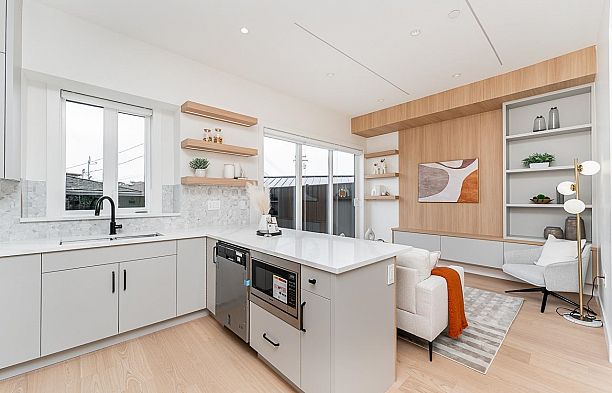 2 2837 Oliver Crescent Arbutus