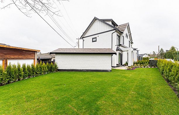 2 2837 Oliver Crescent Arbutus