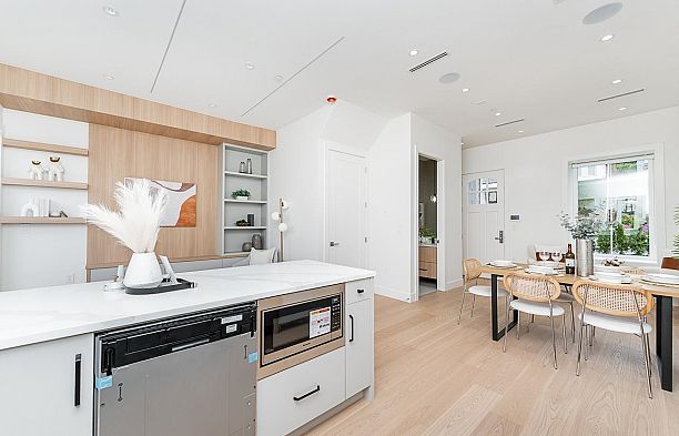 2 2837 Oliver Crescent Arbutus