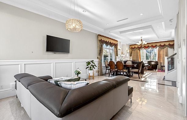 2989 W 32nd Avenue MacKenzie Heights