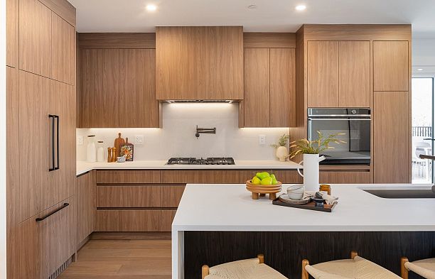 1 950 W 57th Avenue South Cambie