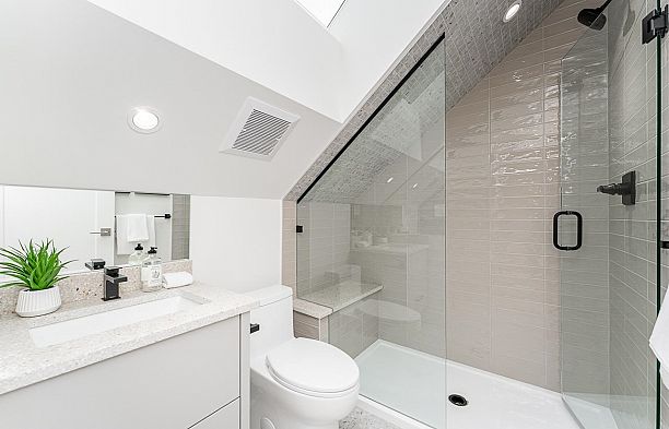 2 2837 Oliver Crescent Arbutus