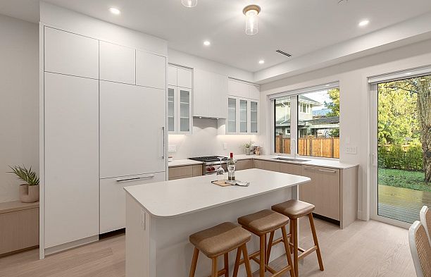 1 7 E 23rd Avenue Main