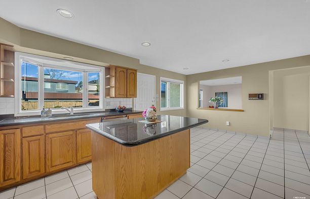 2445 W 19th Avenue Arbutus