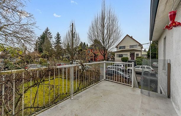 308 E King Edward Avenue Main