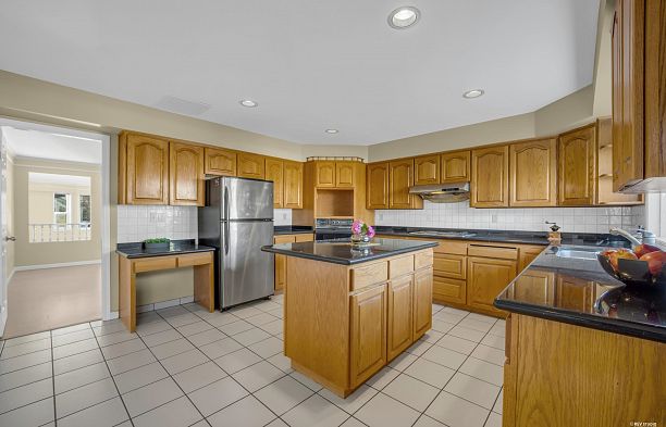 2445 W 19th Avenue Arbutus