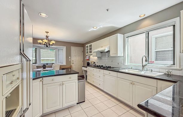 2755 W 20th Avenue Arbutus