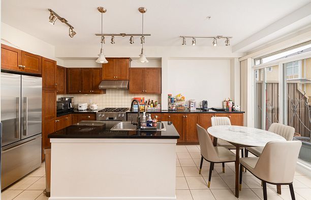 968 Westbury Walk South Cambie