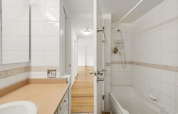 204 6026 Tisdall Street Oakridge VW