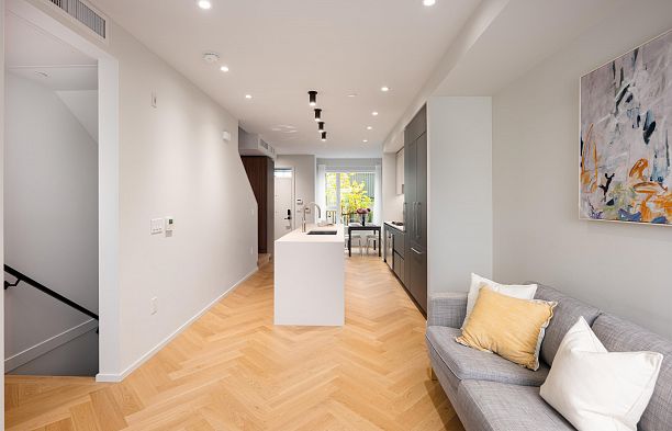 173 805 W 49th Avenue Oakridge VW