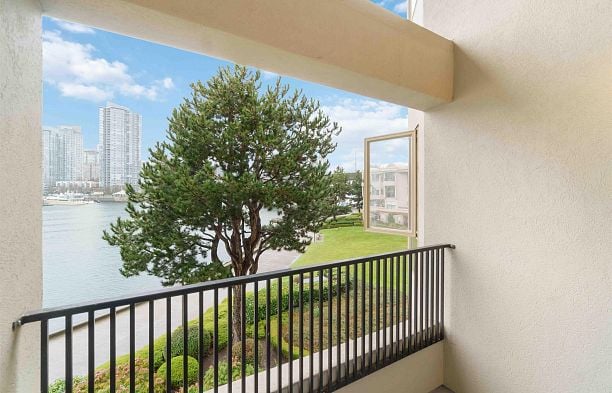 311 1859 Spyglass Place False Creek