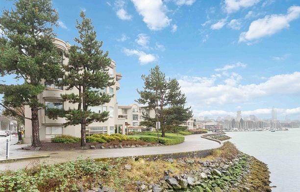 311 1859 Spyglass Place False Creek