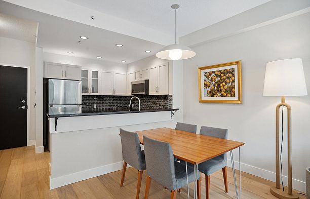 100 1688 Robson Street West End VW