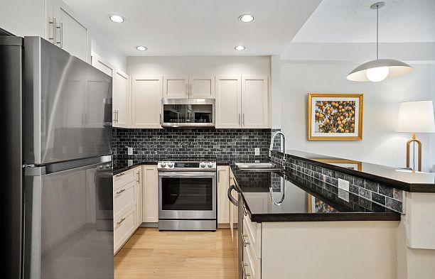 100 1688 Robson Street West End VW