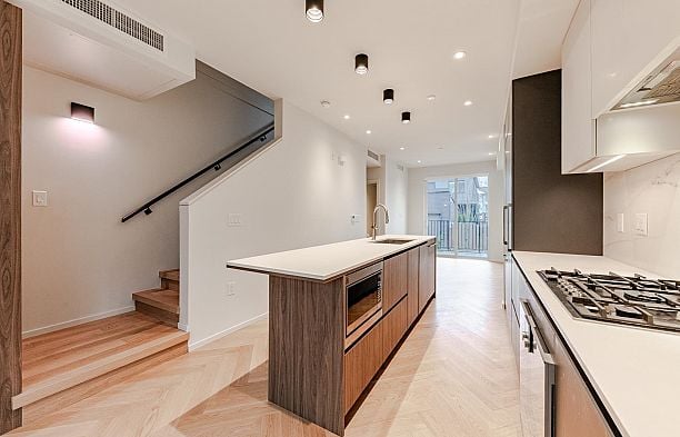 131 765 W 49TH AVENUE, Vancouver BC V5Z 2S6 Oakridge VW