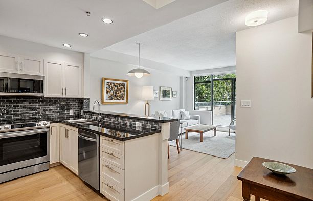 100 1688 Robson Street West End VW