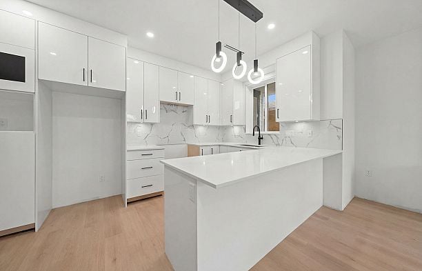 279 E 48th Avenue Main