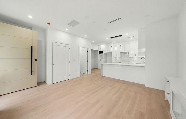 279 E 48th Avenue Main