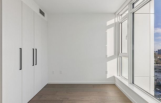 606 8415 Granville Street S.W. Marine