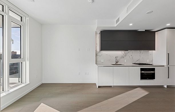 606 8415 Granville Street S.W. Marine