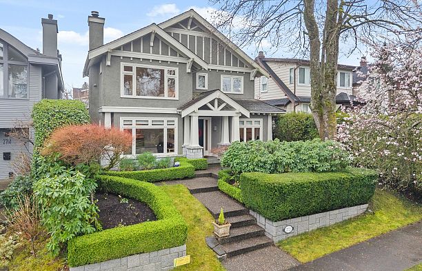 2722 W 31st Avenue MacKenzie Heights