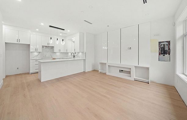 279 E 48th Avenue Main