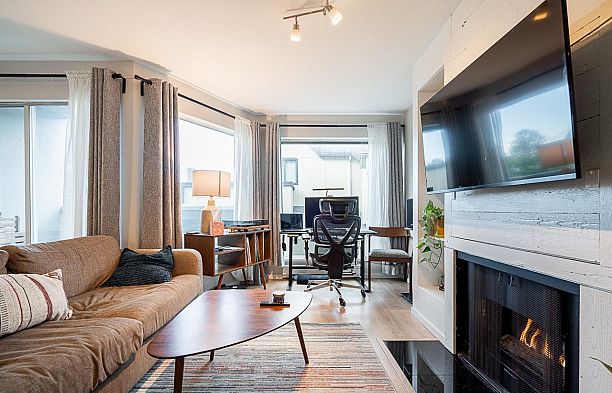 2 973 W 7th Avenue Fairview VW