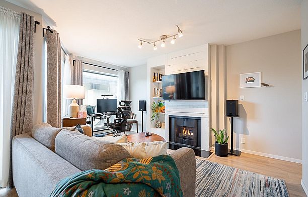 2 973 W 7th Avenue Fairview VW