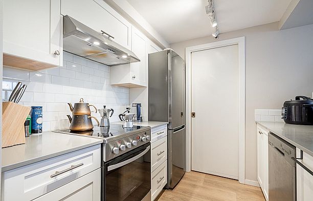 2 973 W 7th Avenue Fairview VW