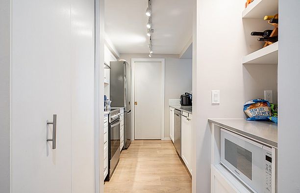 2 973 W 7th Avenue Fairview VW