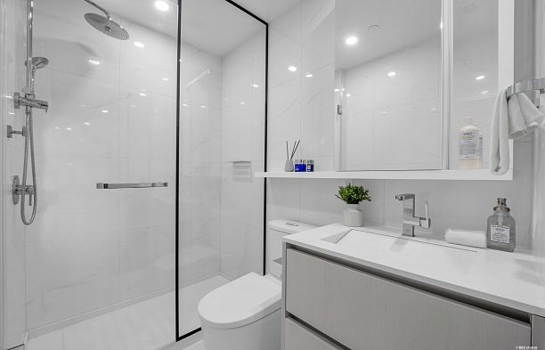 708 8415 Granville Street S.W. Marine