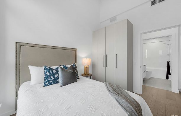 1001 8415 Granville Street S.W. Marine