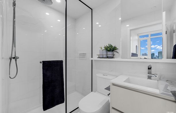 702 8415 Granville Street S.W. Marine