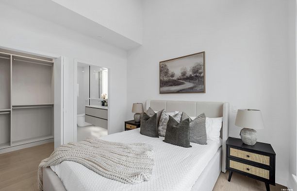 1001 8415 Granville Street S.W. Marine