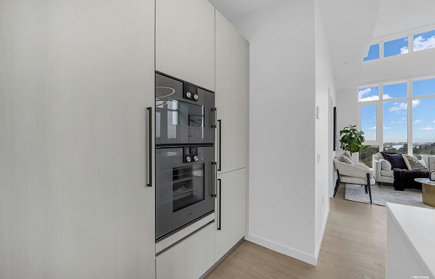 1001 8415 Granville Street S.W. Marine