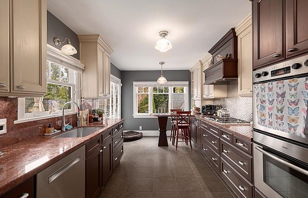 6137 Mccleery Street Kerrisdale