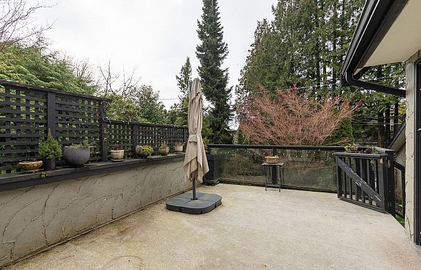 6137 Mccleery Street Kerrisdale