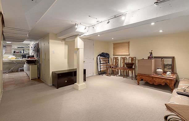 6137 Mccleery Street Kerrisdale