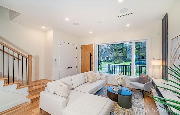 2837 W 31st Avenue MacKenzie Heights