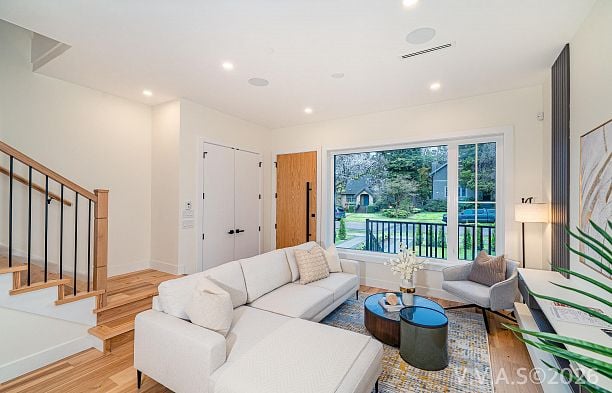 2837 W 31st Avenue MacKenzie Heights