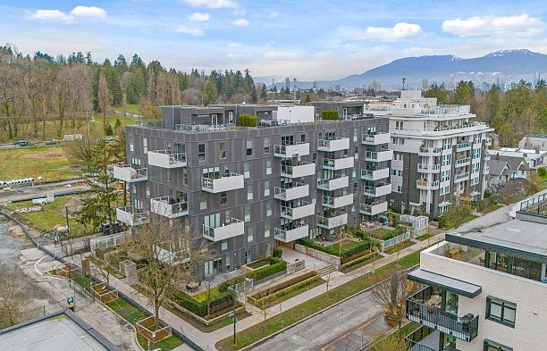 205 5089 Quebec Street Main