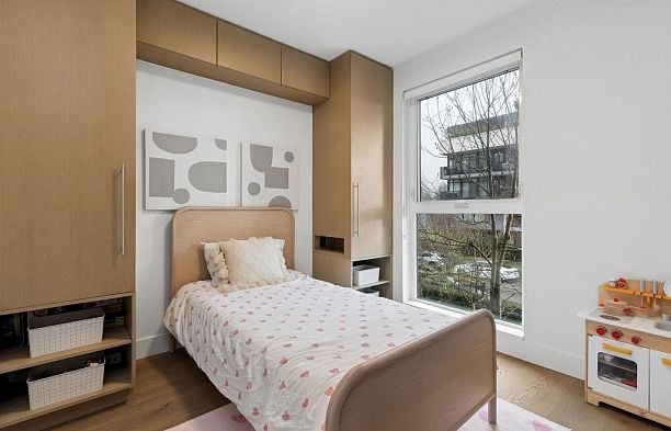 205 5089 Quebec Street Main