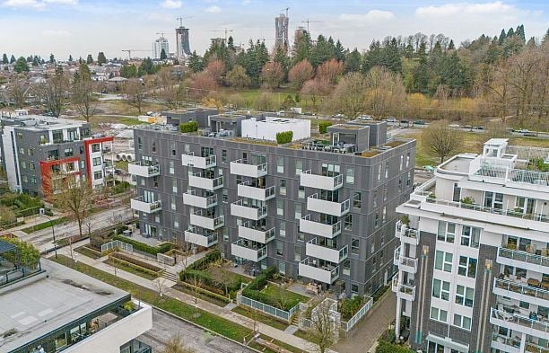 205 5089 Quebec Street Main