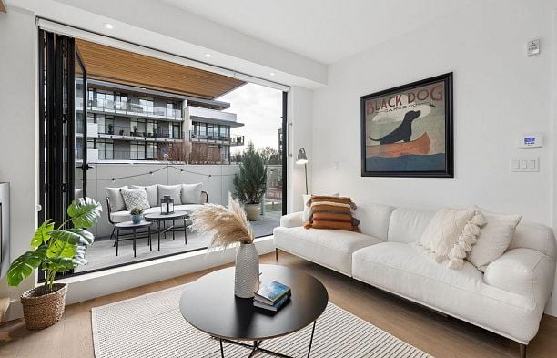 205 5089 Quebec Street Main