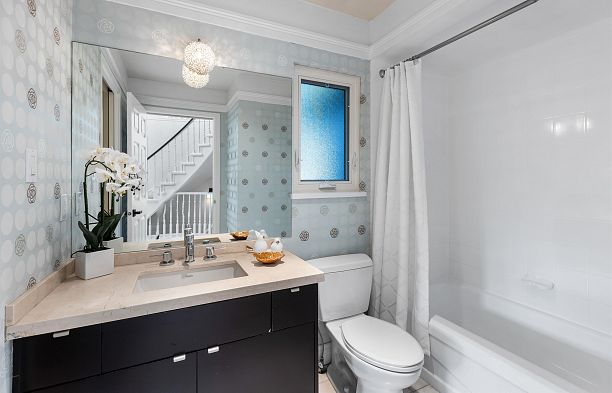 2318 Oliver Crescent Arbutus